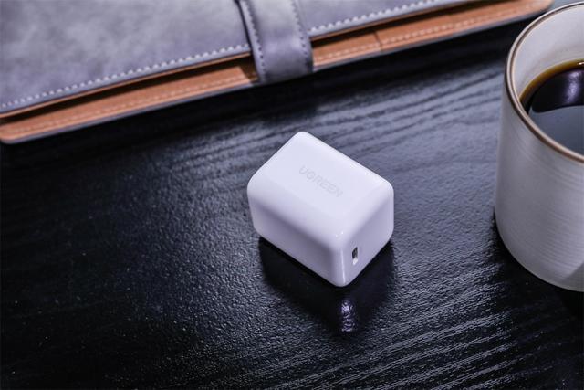 巅峰娱乐官方网站30W氮化镓充电器评测：这或许是iPhone13Pro的最佳搭档